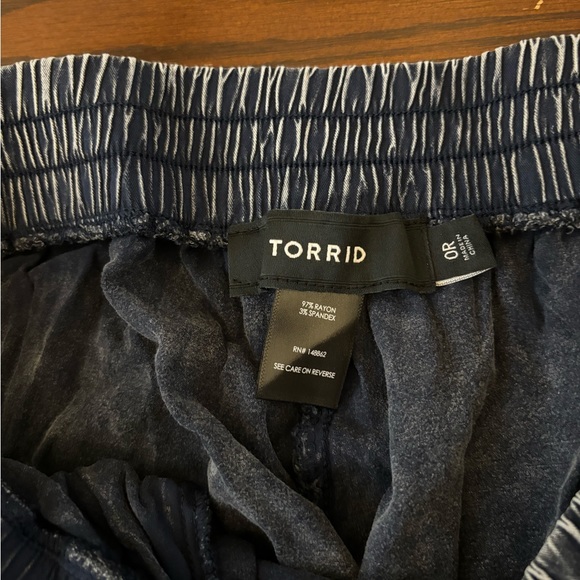 TORRID - high rise cargo capri SIZE 0X - Picture 3 of 3